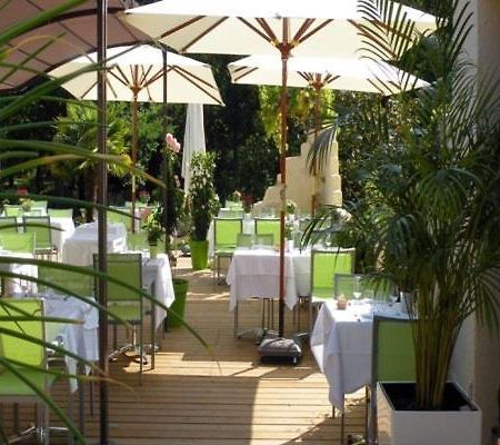 Logis Hotels - Le Pont Bernet - Hotel 2 Etoiles Et Restaurant Le Pian-Médoc Kültér fotó