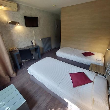 Logis Hotels - Le Pont Bernet - Hotel 2 Etoiles Et Restaurant Le Pian-Médoc Kültér fotó