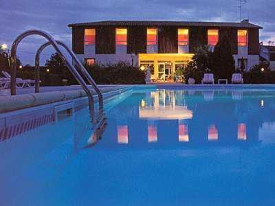 Logis Hotels - Le Pont Bernet - Hotel 2 Etoiles Et Restaurant Le Pian-Médoc Kültér fotó