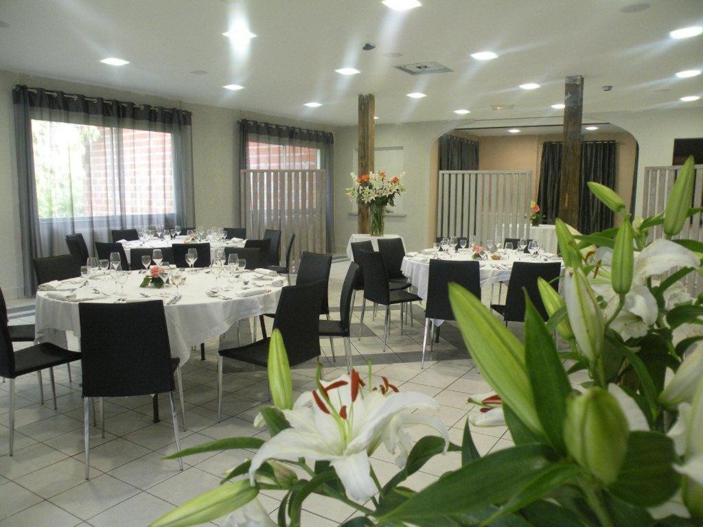 Logis Hotels - Le Pont Bernet - Hotel 2 Etoiles Et Restaurant Le Pian-Médoc Kültér fotó