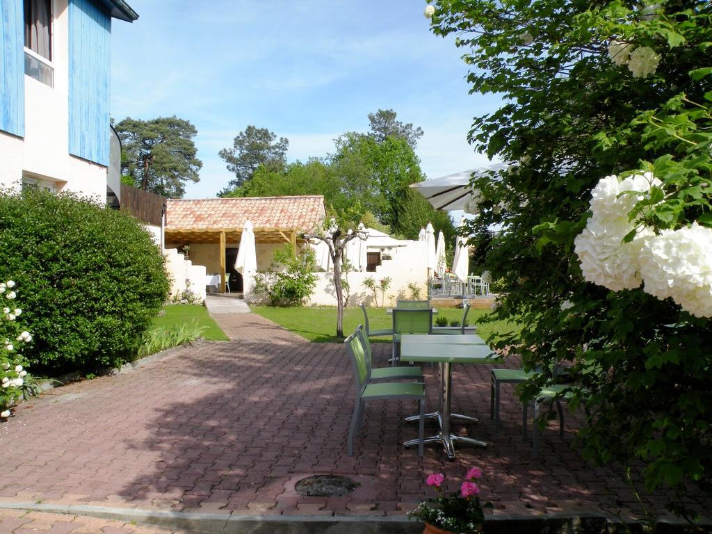 Logis Hotels - Le Pont Bernet - Hotel 2 Etoiles Et Restaurant Le Pian-Médoc Kültér fotó