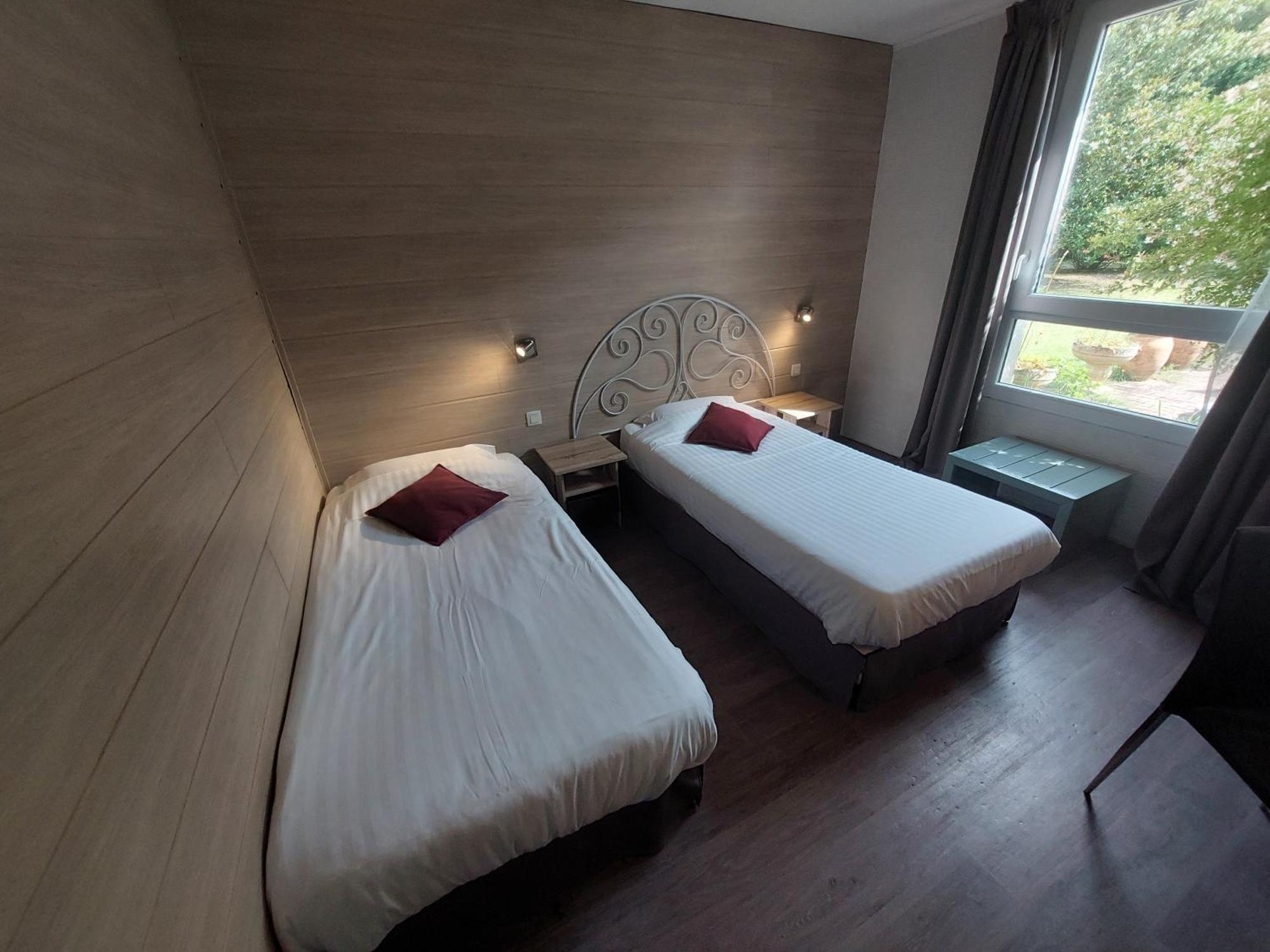 Logis Hotels - Le Pont Bernet - Hotel 2 Etoiles Et Restaurant Le Pian-Médoc Kültér fotó