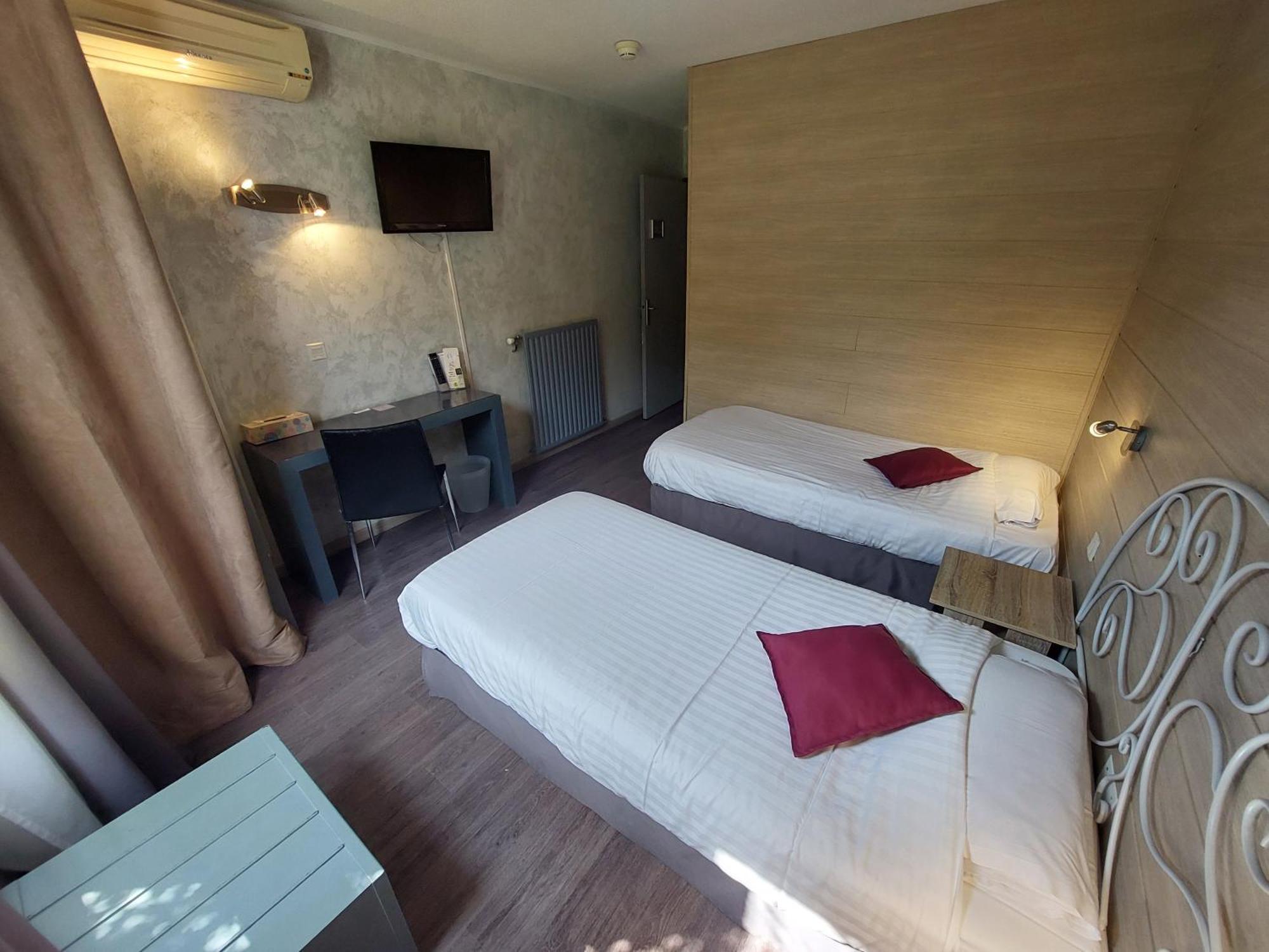 Logis Hotels - Le Pont Bernet - Hotel 2 Etoiles Et Restaurant Le Pian-Médoc Kültér fotó