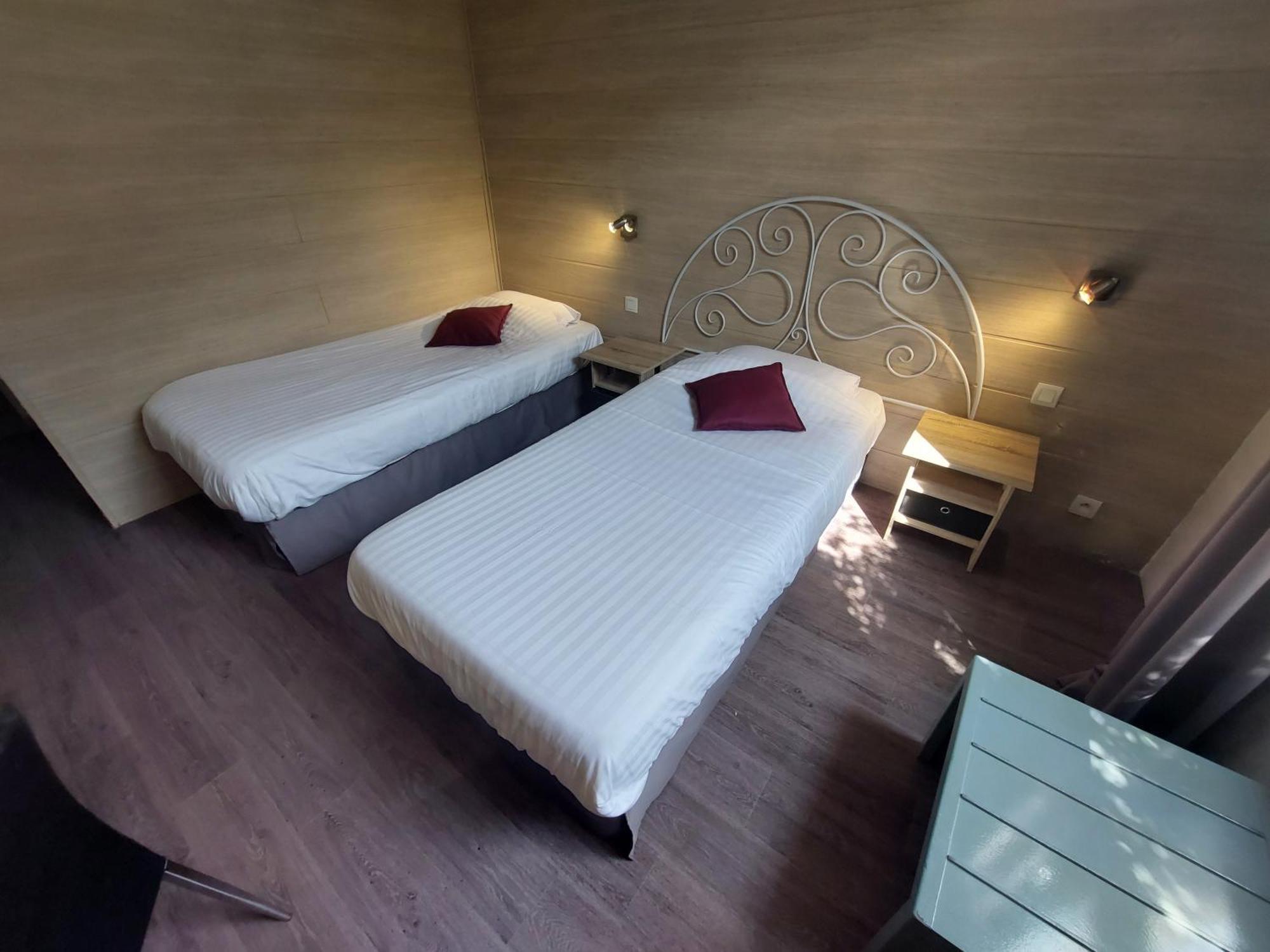 Logis Hotels - Le Pont Bernet - Hotel 2 Etoiles Et Restaurant Le Pian-Médoc Kültér fotó