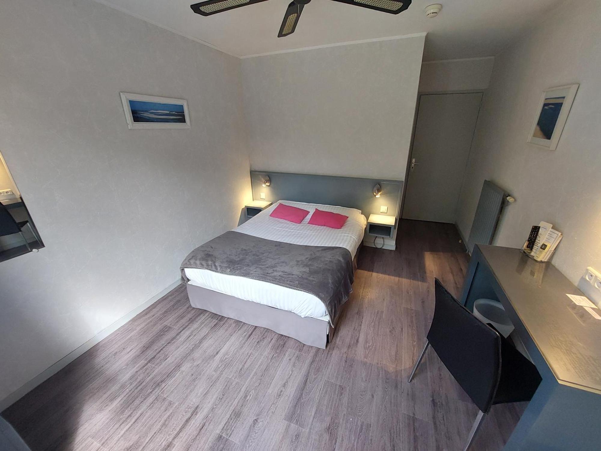 Logis Hotels - Le Pont Bernet - Hotel 2 Etoiles Et Restaurant Le Pian-Médoc Kültér fotó