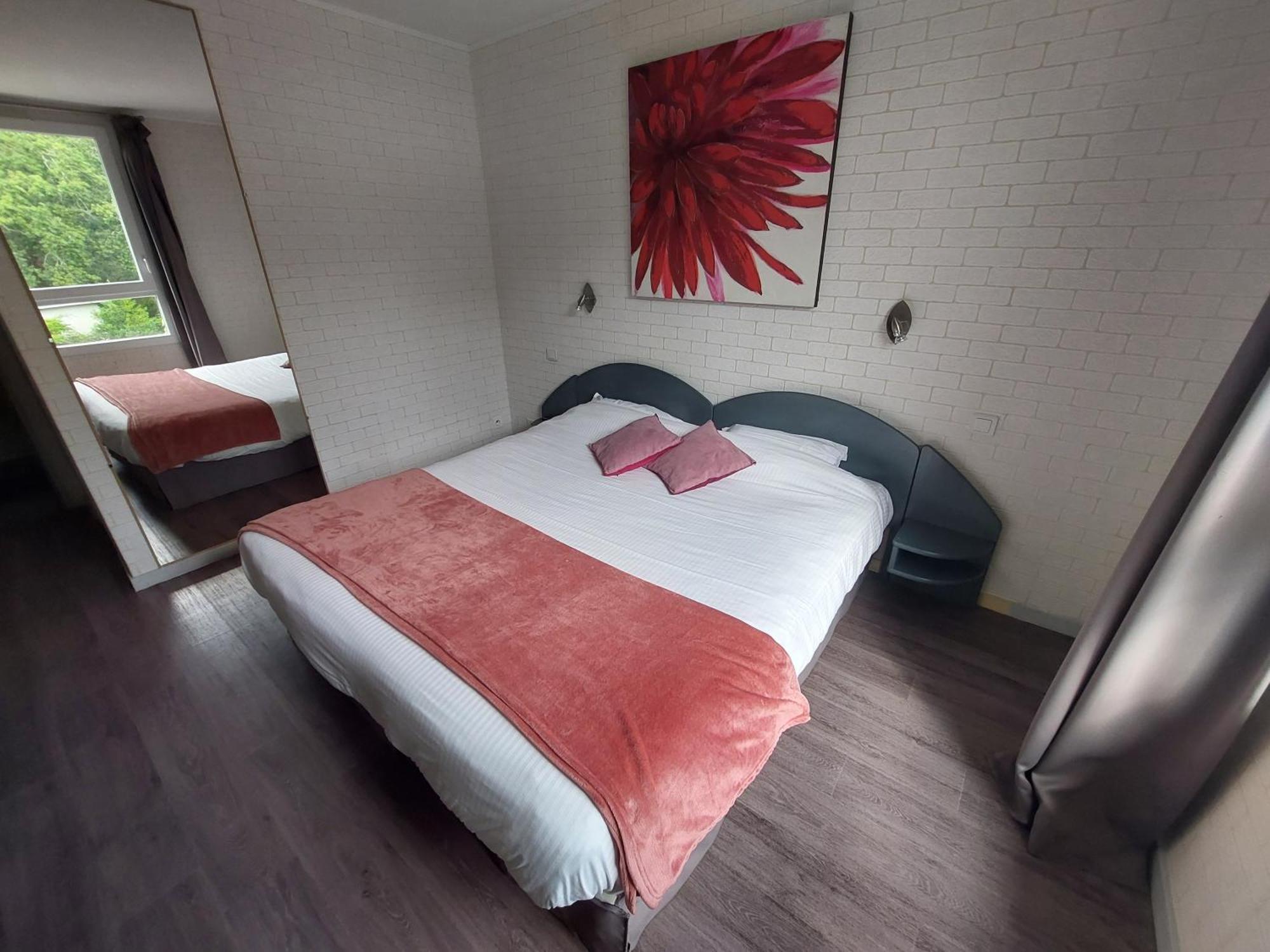 Logis Hotels - Le Pont Bernet - Hotel 2 Etoiles Et Restaurant Le Pian-Médoc Kültér fotó