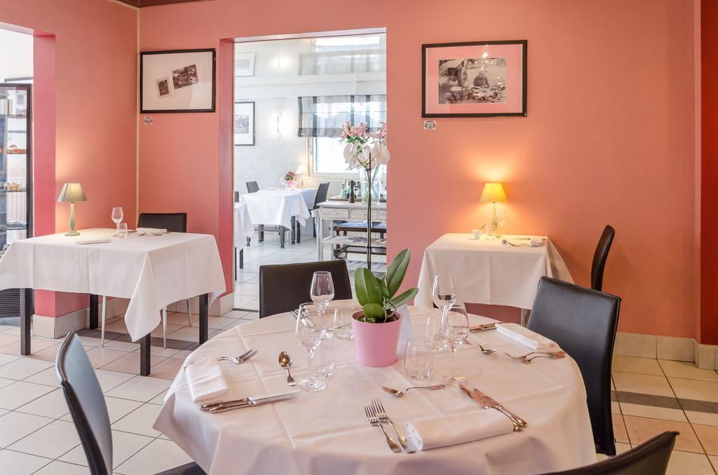 Logis Hotels - Le Pont Bernet - Hotel 2 Etoiles Et Restaurant Le Pian-Médoc Kültér fotó