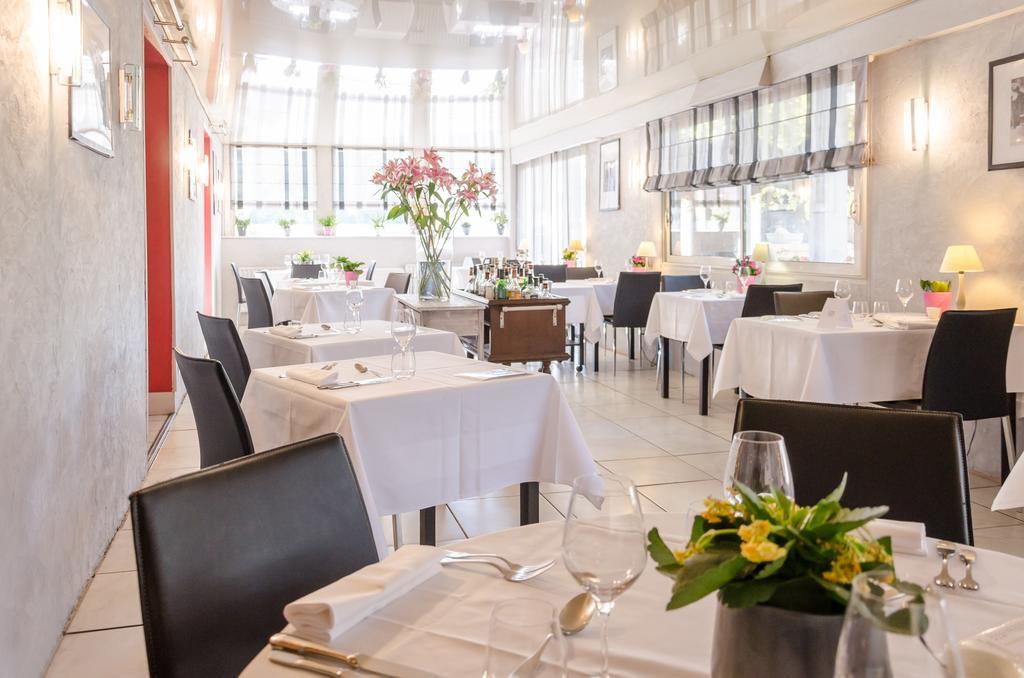Logis Hotels - Le Pont Bernet - Hotel 2 Etoiles Et Restaurant Le Pian-Médoc Kültér fotó