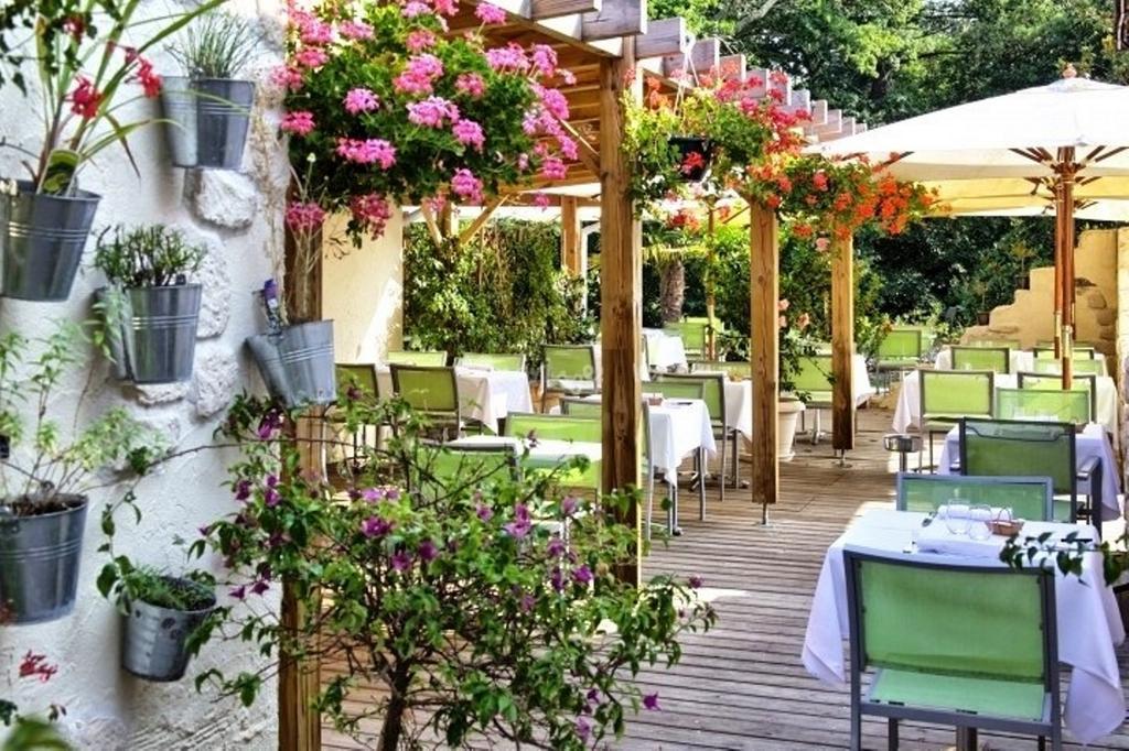 Logis Hotels - Le Pont Bernet - Hotel 2 Etoiles Et Restaurant Le Pian-Médoc Kültér fotó
