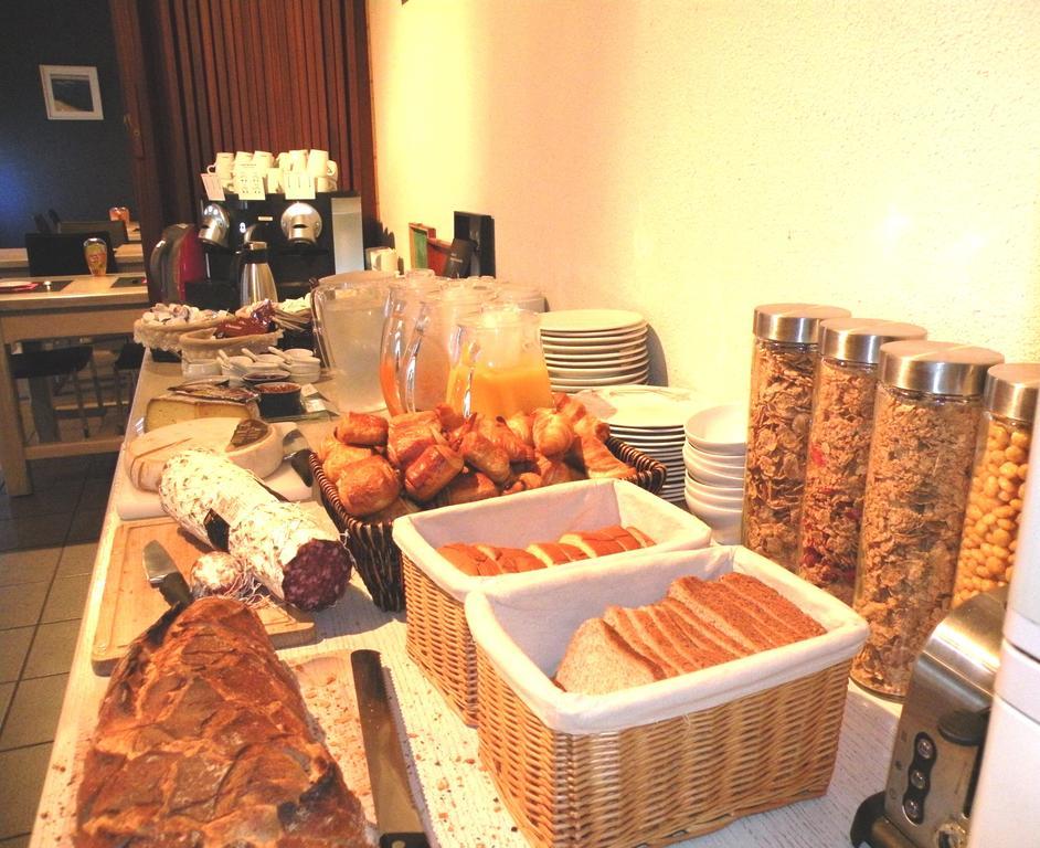 Logis Hotels - Le Pont Bernet - Hotel 2 Etoiles Et Restaurant Le Pian-Médoc Kültér fotó