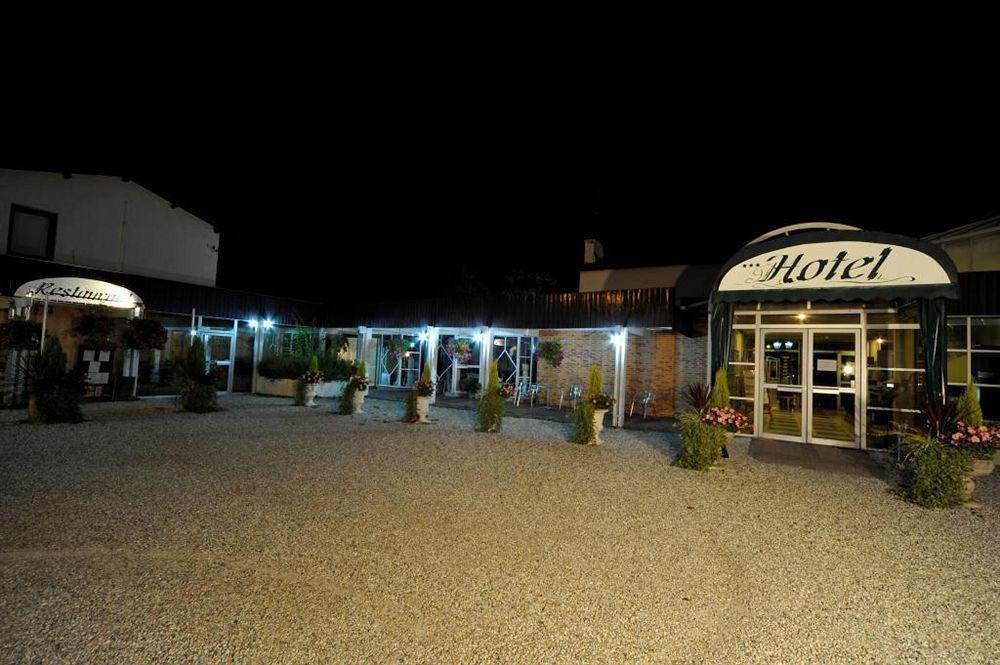 Logis Hotels - Le Pont Bernet - Hotel 2 Etoiles Et Restaurant Le Pian-Médoc Kültér fotó